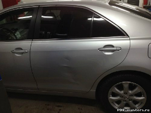 Удаление вмятин без покраски на двери автомобиля Toyota удаление вмятин москва, вакуумный ремонт вмятин москва, беспокрасочный ремонт вмятин москва, вытягивание вмятин москва